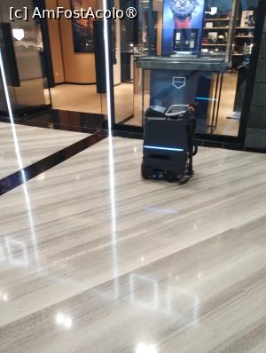 [P31] Robot ce asigură curățenia în aeroport » foto by Marius 72
 - 
<span class="allrVoted glyphicon glyphicon-heart hidden" id="av1460290"></span>
<a class="m-l-10 hidden" id="sv1460290" onclick="voting_Foto_DelVot(,1460290,6314)" role="button">șterge vot <span class="glyphicon glyphicon-remove"></span></a>
<a id="v91460290" class=" c-red"  onclick="voting_Foto_SetVot(1460290)" role="button"><span class="glyphicon glyphicon-heart-empty"></span> <b>LIKE</b> = Votează poza</a> <img class="hidden"  id="f1460290W9" src="/imagini/loader.gif" border="0" /><span class="AjErrMes hidden" id="e1460290ErM"></span>