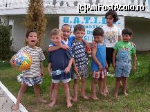 P19 [OCT-2007] In curtea orfelinatului, vara, copiii ies la joaca, au primit multe jucarii din Franta si America
