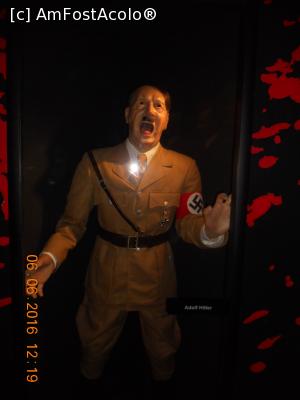 [P13] Adolf Hitler este închis într-o cuşcă din sticlă » foto by zlatna
 - 
<span class="allrVoted glyphicon glyphicon-heart hidden" id="av825665"></span>
<a class="m-l-10 hidden" id="sv825665" onclick="voting_Foto_DelVot(,825665,6337)" role="button">șterge vot <span class="glyphicon glyphicon-remove"></span></a>
<a id="v9825665" class=" c-red"  onclick="voting_Foto_SetVot(825665)" role="button"><span class="glyphicon glyphicon-heart-empty"></span> <b>LIKE</b> = Votează poza</a> <img class="hidden"  id="f825665W9" src="/imagini/loader.gif" border="0" /><span class="AjErrMes hidden" id="e825665ErM"></span>