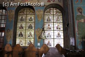 P10 [OCT-2020] Ostrov, Sat Galița, Mănăstirea Dervent, Biserica ”Sf. Paraschiva”, Vitralii cu chipuri de sfinți
