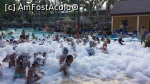 P15 [OCT-2015] Alte două săptămâni în Paradis - petrecere cu spumă la piscina Samana din secţiunea Punta Cana. În fundal, vila 2000 în care eram cazaţi