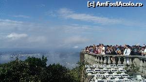 P01 [JUL-2014] Turistii admirand orasul Rio vazut de sus, de la baza statuii lui Christ the Redeemer (Cristo Redentor) 