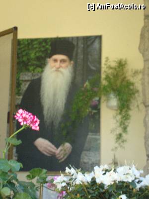 P07 [JUL-2012] Privirea blândă a părintelui duhovnic Arsenie Papacioc ne călăuzește pașii pe aleile din curtea mănăstirii. 