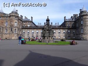 P25 [AUG-2017] Al doilea palat din Edinburgh, Holyrood, cel in care au ales sa stea regii Scotiei. Se afla pe Royal Mile, principala strada din centrul istoric, la capatul opus Castelului din Edinburgh, iar intre ele este o mila scotiana, de unde si denumirea strazii. 