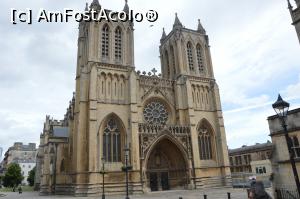 P10 [JUN-2017] Imagine de la intrarea vestică a catedralei din oraşul Bristol, Anglia. 