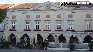 [P06] O clădire frumoasă din piața centrală a orașului orașului Wiener Neustadt, Austria. » foto by traian.leuca †
 - 
<span class="allrVoted glyphicon glyphicon-heart hidden" id="av657310"></span>
<a class="m-l-10 hidden" id="sv657310" onclick="voting_Foto_DelVot(,657310,7068)" role="button">șterge vot <span class="glyphicon glyphicon-remove"></span></a>
<a id="v9657310" class=" c-red"  onclick="voting_Foto_SetVot(657310)" role="button"><span class="glyphicon glyphicon-heart-empty"></span> <b>LIKE</b> = Votează poza</a> <img class="hidden"  id="f657310W9" src="/imagini/loader.gif" border="0" /><span class="AjErrMes hidden" id="e657310ErM"></span>