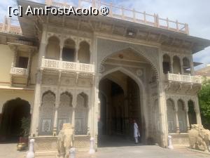 [P13] City Palace Jaipur,clădire de poartă » foto by AZE
 - 
<span class="allrVoted glyphicon glyphicon-heart hidden" id="av1446825"></span>
<a class="m-l-10 hidden" id="sv1446825" onclick="voting_Foto_DelVot(,1446825,7099)" role="button">șterge vot <span class="glyphicon glyphicon-remove"></span></a>
<a id="v91446825" class=" c-red"  onclick="voting_Foto_SetVot(1446825)" role="button"><span class="glyphicon glyphicon-heart-empty"></span> <b>LIKE</b> = Votează poza</a> <img class="hidden"  id="f1446825W9" src="/imagini/loader.gif" border="0" /><span class="AjErrMes hidden" id="e1446825ErM"></span>