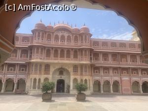 [P19] City Palace Jaipur » foto by AZE
 - 
<span class="allrVoted glyphicon glyphicon-heart hidden" id="av1446831"></span>
<a class="m-l-10 hidden" id="sv1446831" onclick="voting_Foto_DelVot(,1446831,7099)" role="button">șterge vot <span class="glyphicon glyphicon-remove"></span></a>
<a id="v91446831" class=" c-red"  onclick="voting_Foto_SetVot(1446831)" role="button"><span class="glyphicon glyphicon-heart-empty"></span> <b>LIKE</b> = Votează poza</a> <img class="hidden"  id="f1446831W9" src="/imagini/loader.gif" border="0" /><span class="AjErrMes hidden" id="e1446831ErM"></span>