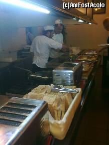 [P104] Cei doi bucătari care prepară ad-hoc... » foto by Aeerdna*
 - 
<span class="allrVoted glyphicon glyphicon-heart hidden" id="av217177"></span>
<a class="m-l-10 hidden" id="sv217177" onclick="voting_Foto_DelVot(,217177,7150)" role="button">șterge vot <span class="glyphicon glyphicon-remove"></span></a>
<a id="v9217177" class=" c-red"  onclick="voting_Foto_SetVot(217177)" role="button"><span class="glyphicon glyphicon-heart-empty"></span> <b>LIKE</b> = Votează poza</a> <img class="hidden"  id="f217177W9" src="/imagini/loader.gif" border="0" /><span class="AjErrMes hidden" id="e217177ErM"></span>