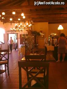 [P165] Iată-l, acesta este managerul de sală... cu mânecile suflecate... Cred că înţelegeţi de ce se isca un tarăboi cumplit.Închipuiţi-vă unul mai mic decât el, şi mai pricăjit, că-şi agită pumnii ameninţător... » foto by Aeerdna*
 - 
<span class="allrVoted glyphicon glyphicon-heart hidden" id="av217295"></span>
<a class="m-l-10 hidden" id="sv217295" onclick="voting_Foto_DelVot(,217295,7150)" role="button">șterge vot <span class="glyphicon glyphicon-remove"></span></a>
<a id="v9217295" class=" c-red"  onclick="voting_Foto_SetVot(217295)" role="button"><span class="glyphicon glyphicon-heart-empty"></span> <b>LIKE</b> = Votează poza</a> <img class="hidden"  id="f217295W9" src="/imagini/loader.gif" border="0" /><span class="AjErrMes hidden" id="e217295ErM"></span>