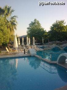 [P72] Piscina de lângă recepţie, dimineaţa... » foto by Aeerdna*
 - 
<span class="allrVoted glyphicon glyphicon-heart hidden" id="av217131"></span>
<a class="m-l-10 hidden" id="sv217131" onclick="voting_Foto_DelVot(,217131,7150)" role="button">șterge vot <span class="glyphicon glyphicon-remove"></span></a>
<a id="v9217131" class=" c-red"  onclick="voting_Foto_SetVot(217131)" role="button"><span class="glyphicon glyphicon-heart-empty"></span> <b>LIKE</b> = Votează poza</a> <img class="hidden"  id="f217131W9" src="/imagini/loader.gif" border="0" /><span class="AjErrMes hidden" id="e217131ErM"></span>