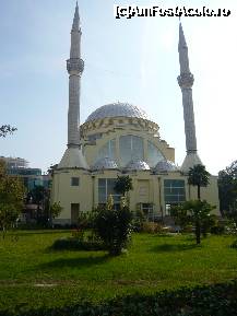 P02 [OCT-2007] Moschee in centru, linga ea foarte aproape este catedrala ortodoxa.