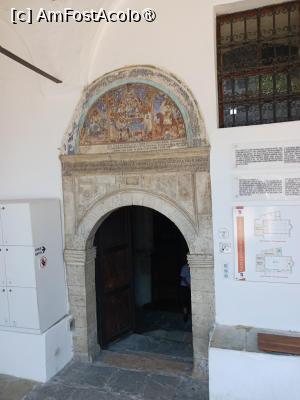 [P43] intrare in capela Sfanta Maria Berat » foto by nela b
 - 
<span class="allrVoted glyphicon glyphicon-heart hidden" id="av1494488"></span>
<a class="m-l-10 hidden" id="sv1494488" onclick="voting_Foto_DelVot(,1494488,7202)" role="button">șterge vot <span class="glyphicon glyphicon-remove"></span></a>
<a id="v91494488" class=" c-red"  onclick="voting_Foto_SetVot(1494488)" role="button"><span class="glyphicon glyphicon-heart-empty"></span> <b>LIKE</b> = Votează poza</a> <img class="hidden"  id="f1494488W9" src="/imagini/loader.gif" border="0" /><span class="AjErrMes hidden" id="e1494488ErM"></span>