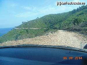 P02 [AUG-2014] drumul spre plaja... serpuieste dealungul costei dezvaluind o priveliste mirifica