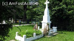 [P07] Monumentul Eroilor, situat în fața bisericii de lemn, construit deasupra mormântului comun al militarilor români căzuți pe dealul învecinat după 23 August 1944 și reînhumați creștinește aici.  » foto by Lucien
 - 
<span class="allrVoted glyphicon glyphicon-heart hidden" id="av976368"></span>
<a class="m-l-10 hidden" id="sv976368" onclick="voting_Foto_DelVot(,976368,7301)" role="button">șterge vot <span class="glyphicon glyphicon-remove"></span></a>
<a id="v9976368" class=" c-red"  onclick="voting_Foto_SetVot(976368)" role="button"><span class="glyphicon glyphicon-heart-empty"></span> <b>LIKE</b> = Votează poza</a> <img class="hidden"  id="f976368W9" src="/imagini/loader.gif" border="0" /><span class="AjErrMes hidden" id="e976368ErM"></span>
