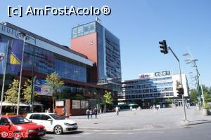 [P30] Piața Copiilor și, în sânga, BBI Centar, cel mai mare mall din Bosnia. La ultimul etaj este sediul Al Jazeera Balkans.  » foto by Costi
 - 
<span class="allrVoted glyphicon glyphicon-heart hidden" id="av766560"></span>
<a class="m-l-10 hidden" id="sv766560" onclick="voting_Foto_DelVot(,766560,7376)" role="button">șterge vot <span class="glyphicon glyphicon-remove"></span></a>
<a id="v9766560" class=" c-red"  onclick="voting_Foto_SetVot(766560)" role="button"><span class="glyphicon glyphicon-heart-empty"></span> <b>LIKE</b> = Votează poza</a> <img class="hidden"  id="f766560W9" src="/imagini/loader.gif" border="0" /><span class="AjErrMes hidden" id="e766560ErM"></span>