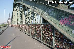 [P03] Mii de lacăte însoțite de jurăminte de iubire veșnică sunt agățate de gardul ce desparte calea ferată de cea pietonală, pe Hohenzollernbrücke.  » foto by Costi
 - 
<span class="allrVoted glyphicon glyphicon-heart hidden" id="av547585"></span>
<a class="m-l-10 hidden" id="sv547585" onclick="voting_Foto_DelVot(,547585,7498)" role="button">șterge vot <span class="glyphicon glyphicon-remove"></span></a>
<a id="v9547585" class=" c-red"  onclick="voting_Foto_SetVot(547585)" role="button"><span class="glyphicon glyphicon-heart-empty"></span> <b>LIKE</b> = Votează poza</a> <img class="hidden"  id="f547585W9" src="/imagini/loader.gif" border="0" /><span class="AjErrMes hidden" id="e547585ErM"></span>