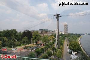 [P56] La capătul de vest al Podului Zoo. Grădina Zoologică este la stânga. Se vede și pilonul vestic al telecabinei și, în depărtare, Colonia Haus, cea mai înaltă clădire rezidențială din Germania (147 m, cu antene 155 m).  » foto by Costi
 - 
<span class="allrVoted glyphicon glyphicon-heart hidden" id="av547777"></span>
<a class="m-l-10 hidden" id="sv547777" onclick="voting_Foto_DelVot(,547777,7498)" role="button">șterge vot <span class="glyphicon glyphicon-remove"></span></a>
<a id="v9547777" class=" c-red"  onclick="voting_Foto_SetVot(547777)" role="button"><span class="glyphicon glyphicon-heart-empty"></span> <b>LIKE</b> = Votează poza</a> <img class="hidden"  id="f547777W9" src="/imagini/loader.gif" border="0" /><span class="AjErrMes hidden" id="e547777ErM"></span>