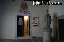 [P19] Intrarea în Muzeul de arme. În dreapta, Il Melone, un acroterion cu halebardă, simbolul oraşului Trieste, plasat iniţial în vârful clopotniţei Catedralei San Giusto » foto by Costi
 - 
<span class="allrVoted glyphicon glyphicon-heart hidden" id="av138490"></span>
<a class="m-l-10 hidden" id="sv138490" onclick="voting_Foto_DelVot(,138490,7511)" role="button">șterge vot <span class="glyphicon glyphicon-remove"></span></a>
<a id="v9138490" class=" c-red"  onclick="voting_Foto_SetVot(138490)" role="button"><span class="glyphicon glyphicon-heart-empty"></span> <b>LIKE</b> = Votează poza</a> <img class="hidden"  id="f138490W9" src="/imagini/loader.gif" border="0" /><span class="AjErrMes hidden" id="e138490ErM"></span>