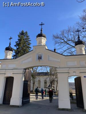 [P52] Intrare la mănăstirea Capriana » foto by aurora56
 - 
<span class="allrVoted glyphicon glyphicon-heart hidden" id="av1521112"></span>
<a class="m-l-10 hidden" id="sv1521112" onclick="voting_Foto_DelVot(,1521112,7530)" role="button">șterge vot <span class="glyphicon glyphicon-remove"></span></a>
<a id="v91521112" class=" c-red"  onclick="voting_Foto_SetVot(1521112)" role="button"><span class="glyphicon glyphicon-heart-empty"></span> <b>LIKE</b> = Votează poza</a> <img class="hidden"  id="f1521112W9" src="/imagini/loader.gif" border="0" /><span class="AjErrMes hidden" id="e1521112ErM"></span>