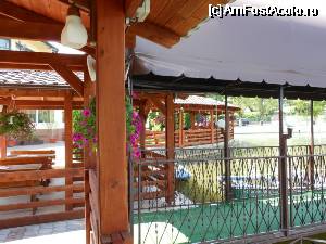 P22 [JUL-2012] Campina - Terasa restaurantului 'New Lac', mese si banci de lemn umbrite si infrumusetate cu flori. 