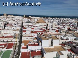 P15 [APR-2019] Priveliște asupra caselor albe din Cádiz, cu acoperișuri terasate de pe Turnul Tavira. Cupola care se vede este a Oratoriului San Felipe Neri, una dintre cele mai frumoase biserici. 