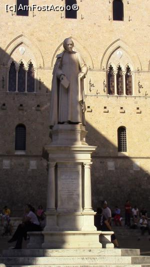[P07] Piazza Salimbeni. Statuia lui Sallustio Bandini, arhiepiscpo din Sienese si unul dintre primii economisti ai Italiei.  » foto by ovidiuyepi
 - 
<span class="allrVoted glyphicon glyphicon-heart hidden" id="av1152164"></span>
<a class="m-l-10 hidden" id="sv1152164" onclick="voting_Foto_DelVot(,1152164,7576)" role="button">șterge vot <span class="glyphicon glyphicon-remove"></span></a>
<a id="v91152164" class=" c-red"  onclick="voting_Foto_SetVot(1152164)" role="button"><span class="glyphicon glyphicon-heart-empty"></span> <b>LIKE</b> = Votează poza</a> <img class="hidden"  id="f1152164W9" src="/imagini/loader.gif" border="0" /><span class="AjErrMes hidden" id="e1152164ErM"></span>