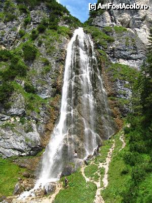 P09 [AUG-2014] Cascada Dalfaz. Judecand dupa raportul înalţimea oamenilor/înalţimea cascadei, cred ca are cam 30 m caderea de apa.