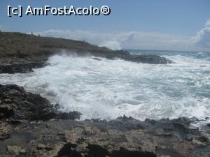 P24 [APR-2017] La Nissi Beach, pe insula de piatra, e-o batalie permanenta intra picatura de apa si grauntele de siliciu. Cine va invinge? 