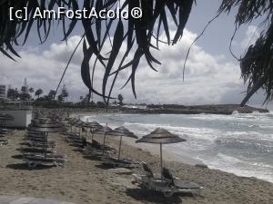 P04 [APR-2017] In partea stanga a plajei, sunt umbrelute traditionale