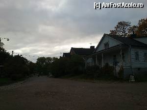 P08 [OCT-2012] Primele case intalnite: colorate, din lemn, cu veranda... 