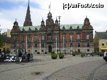 [P13] Primăria oraşului Malmö, o frumoasă clădire în stil renascentist olandez. În spate se înalţă turla Catedralei Sf. Petru » foto by Costi
 - 
<span class="allrVoted glyphicon glyphicon-heart hidden" id="av161752"></span>
<a class="m-l-10 hidden" id="sv161752" onclick="voting_Foto_DelVot(,161752,7982)" role="button">șterge vot <span class="glyphicon glyphicon-remove"></span></a>
<a id="v9161752" class=" c-red"  onclick="voting_Foto_SetVot(161752)" role="button"><span class="glyphicon glyphicon-heart-empty"></span> <b>LIKE</b> = Votează poza</a> <img class="hidden"  id="f161752W9" src="/imagini/loader.gif" border="0" /><span class="AjErrMes hidden" id="e161752ErM"></span>