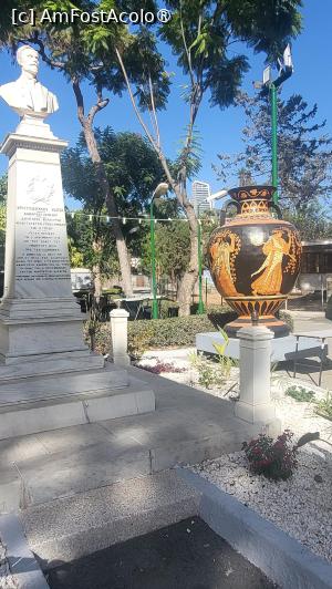 [P22] Gradina Municipala, un spatiu verde luxuriant, inconjurat de o mare varietate de eucalipti, pini si chiparosi. Este un parc urban mare si umbros, cu o istorie de peste 100 de ani, situat in zona Agias Nikolaos, care are mai multe porti de acces, pe diferite laturi ale acestuia. Am traversat parcul, care ar putea fi considerat mai degraba o gradina botanica, indreptandu-ne spre intrarea situata mai aproape de faleza principala. » foto by geani anto
 - 
<span class="allrVoted glyphicon glyphicon-heart hidden" id="av1539125"></span>
<a class="m-l-10 hidden" id="sv1539125" onclick="voting_Foto_DelVot(,1539125,7992)" role="button">șterge vot <span class="glyphicon glyphicon-remove"></span></a>
<a id="v91539125" class=" c-red"  onclick="voting_Foto_SetVot(1539125)" role="button"><span class="glyphicon glyphicon-heart-empty"></span> <b>LIKE</b> = Votează poza</a> <img class="hidden"  id="f1539125W9" src="/imagini/loader.gif" border="0" /><span class="AjErrMes hidden" id="e1539125ErM"></span>