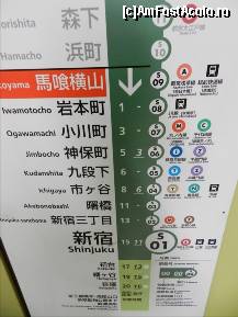 [P31] Ajunsi pe peron, pe stalpi sunt panouri in care directie merge trenul. Acesta din imagine merge inspre Shinjuku.  » foto by TraianS
 - 
<span class="allrVoted glyphicon glyphicon-heart hidden" id="av404962"></span>
<a class="m-l-10 hidden" id="sv404962" onclick="voting_Foto_DelVot(,404962,7999)" role="button">șterge vot <span class="glyphicon glyphicon-remove"></span></a>
<a id="v9404962" class=" c-red"  onclick="voting_Foto_SetVot(404962)" role="button"><span class="glyphicon glyphicon-heart-empty"></span> <b>LIKE</b> = Votează poza</a> <img class="hidden"  id="f404962W9" src="/imagini/loader.gif" border="0" /><span class="AjErrMes hidden" id="e404962ErM"></span>