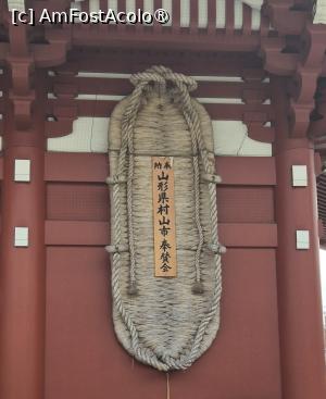 [P10] Pe cealalta parte a portii este agatata o pereche de sandale traditionale japoneze, O-Waraji, din paie de orez impletite, imense, ce cantaresc 400 kg si au 4,5 m lungime. » foto by geani anto
 - 
<span class="allrVoted glyphicon glyphicon-heart hidden" id="av1437992"></span>
<a class="m-l-10 hidden" id="sv1437992" onclick="voting_Foto_DelVot(,1437992,7999)" role="button">șterge vot <span class="glyphicon glyphicon-remove"></span></a>
<a id="v91437992" class=" c-red"  onclick="voting_Foto_SetVot(1437992)" role="button"><span class="glyphicon glyphicon-heart-empty"></span> <b>LIKE</b> = Votează poza</a> <img class="hidden"  id="f1437992W9" src="/imagini/loader.gif" border="0" /><span class="AjErrMes hidden" id="e1437992ErM"></span>