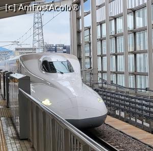 [P01] Ne-am intors in Tokyo cu unul dintre trenurile de mare viteza din Japonia (trenurile glont) ce pot atinge viteze de pana la 320 km/h, numite shinkansen, operate de Japan Railways (JR). Sunt cunoscute pentru punctualitate (acestea plecand la timp, la secunda), pentru confort (scaunele sunt spatioase si se rotesc, astfel incat intotdeauna sunt orientate spre inainte) si pentru siguranta (nu au fost inregistrate accidente mortale in istoria acestora). » foto by geani anto
 - 
<span class="allrVoted glyphicon glyphicon-heart hidden" id="av1464801"></span>
<a class="m-l-10 hidden" id="sv1464801" onclick="voting_Foto_DelVot(,1464801,7999)" role="button">șterge vot <span class="glyphicon glyphicon-remove"></span></a>
<a id="v91464801" class=" c-red"  onclick="voting_Foto_SetVot(1464801)" role="button"><span class="glyphicon glyphicon-heart-empty"></span> <b>LIKE</b> = Votează poza</a> <img class="hidden"  id="f1464801W9" src="/imagini/loader.gif" border="0" /><span class="AjErrMes hidden" id="e1464801ErM"></span>