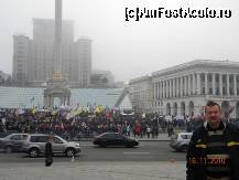 [P02] Ukraina - Kiev - Multimea adunata in Piata Independentei. Pe fundal hotel Ukraina si Obeliscul Alb-Auriu. » foto by popescu.borsa*
 - 
<span class="allrVoted glyphicon glyphicon-heart hidden" id="av163684"></span>
<a class="m-l-10 hidden" id="sv163684" onclick="voting_Foto_DelVot(,163684,8014)" role="button">șterge vot <span class="glyphicon glyphicon-remove"></span></a>
<a id="v9163684" class=" c-red"  onclick="voting_Foto_SetVot(163684)" role="button"><span class="glyphicon glyphicon-heart-empty"></span> <b>LIKE</b> = Votează poza</a> <img class="hidden"  id="f163684W9" src="/imagini/loader.gif" border="0" /><span class="AjErrMes hidden" id="e163684ErM"></span>