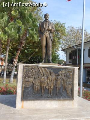 [P14] Side - orașul antic. În piața de la malul mării, statuia lui Mustafa Kemal Atatürk.  » foto by iulianic
 - 
<span class="allrVoted glyphicon glyphicon-heart hidden" id="av1121427"></span>
<a class="m-l-10 hidden" id="sv1121427" onclick="voting_Foto_DelVot(,1121427,8053)" role="button">șterge vot <span class="glyphicon glyphicon-remove"></span></a>
<a id="v91121427" class=" c-red"  onclick="voting_Foto_SetVot(1121427)" role="button"><span class="glyphicon glyphicon-heart-empty"></span> <b>LIKE</b> = Votează poza</a> <img class="hidden"  id="f1121427W9" src="/imagini/loader.gif" border="0" /><span class="AjErrMes hidden" id="e1121427ErM"></span>