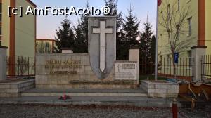 [P03] Monumentul eroilor de la unitatea militară » foto by AZE
 - 
<span class="allrVoted glyphicon glyphicon-heart hidden" id="av931286"></span>
<a class="m-l-10 hidden" id="sv931286" onclick="voting_Foto_DelVot(,931286,8128)" role="button">șterge vot <span class="glyphicon glyphicon-remove"></span></a>
<a id="v9931286" class=" c-red"  onclick="voting_Foto_SetVot(931286)" role="button"><span class="glyphicon glyphicon-heart-empty"></span> <b>LIKE</b> = Votează poza</a> <img class="hidden"  id="f931286W9" src="/imagini/loader.gif" border="0" /><span class="AjErrMes hidden" id="e931286ErM"></span>