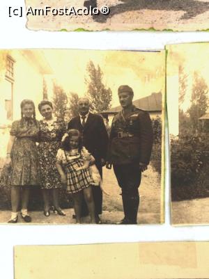 [P01] Sora mea, mama, bunicul învăţător, eu la 7 ani. Tata, în permisie în 1942. A lipsit de acasă între 1941-1945, ajungând la Krasnodar în URSS şi munţii Tatra în Cehia. » foto by Michi
 - 
<span class="allrVoted glyphicon glyphicon-heart hidden" id="av1248182"></span>
<a class="m-l-10 hidden" id="sv1248182" onclick="voting_Foto_DelVot(,1248182,8128)" role="button">șterge vot <span class="glyphicon glyphicon-remove"></span></a>
<a id="v91248182" class=" c-red"  onclick="voting_Foto_SetVot(1248182)" role="button"><span class="glyphicon glyphicon-heart-empty"></span> <b>LIKE</b> = Votează poza</a> <img class="hidden"  id="f1248182W9" src="/imagini/loader.gif" border="0" /><span class="AjErrMes hidden" id="e1248182ErM"></span>