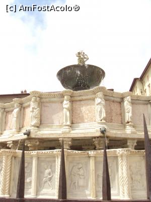 [P14] Fontana Maggiore din Piazza IV Novembre.  » foto by Carmen Ion
 - 
<span class="allrVoted glyphicon glyphicon-heart hidden" id="av984459"></span>
<a class="m-l-10 hidden" id="sv984459" onclick="voting_Foto_DelVot(,984459,8154)" role="button">șterge vot <span class="glyphicon glyphicon-remove"></span></a>
<a id="v9984459" class=" c-red"  onclick="voting_Foto_SetVot(984459)" role="button"><span class="glyphicon glyphicon-heart-empty"></span> <b>LIKE</b> = Votează poza</a> <img class="hidden"  id="f984459W9" src="/imagini/loader.gif" border="0" /><span class="AjErrMes hidden" id="e984459ErM"></span>