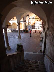 [P32] Assisi : Curtea interioară Sixt al IV-lea și una din intrările  la Muzeul mănăstirii, văzute de pe scara ce urcă în Bazilica superioară » foto by mariana.olaru
 - 
<span class="allrVoted glyphicon glyphicon-heart hidden" id="av171679"></span>
<a class="m-l-10 hidden" id="sv171679" onclick="voting_Foto_DelVot(,171679,8154)" role="button">șterge vot <span class="glyphicon glyphicon-remove"></span></a>
<a id="v9171679" class=" c-red"  onclick="voting_Foto_SetVot(171679)" role="button"><span class="glyphicon glyphicon-heart-empty"></span> <b>LIKE</b> = Votează poza</a> <img class="hidden"  id="f171679W9" src="/imagini/loader.gif" border="0" /><span class="AjErrMes hidden" id="e171679ErM"></span>