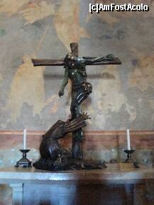 [P37] Bazilica superioară a Sf.Francisc din Assisi: Crucifixul Sfântului Francisc (sculptură în bronz a lui Silvio Amelio) înfățișându-l pe Sf.Francisc prosternat  cu devoțiune la picioarele Mântuitorului răstignit(se află în transeptul sudic) » foto by mariana.olaru
 - 
<span class="allrVoted glyphicon glyphicon-heart hidden" id="av171684"></span>
<a class="m-l-10 hidden" id="sv171684" onclick="voting_Foto_DelVot(,171684,8154)" role="button">șterge vot <span class="glyphicon glyphicon-remove"></span></a>
<a id="v9171684" class=" c-red"  onclick="voting_Foto_SetVot(171684)" role="button"><span class="glyphicon glyphicon-heart-empty"></span> <b>LIKE</b> = Votează poza</a> <img class="hidden"  id="f171684W9" src="/imagini/loader.gif" border="0" /><span class="AjErrMes hidden" id="e171684ErM"></span>