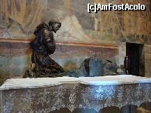 [P38] Bazilica superioară a Sf.Francisc din Assisi :  Sf.Francisc și revelația tainei Euharistiei(comuniunea prin dragoste și sacrificiu a lui Dumnezeu cu toți oamenii)- sculptură în bronz a lui Silvio Amelio, plasată în transeptul sudic, chiar lângă pictura cu același subiectde pe perete » foto by mariana.olaru
 - 
<span class="allrVoted glyphicon glyphicon-heart hidden" id="av171685"></span>
<a class="m-l-10 hidden" id="sv171685" onclick="voting_Foto_DelVot(,171685,8154)" role="button">șterge vot <span class="glyphicon glyphicon-remove"></span></a>
<a id="v9171685" class=" c-red"  onclick="voting_Foto_SetVot(171685)" role="button"><span class="glyphicon glyphicon-heart-empty"></span> <b>LIKE</b> = Votează poza</a> <img class="hidden"  id="f171685W9" src="/imagini/loader.gif" border="0" /><span class="AjErrMes hidden" id="e171685ErM"></span>