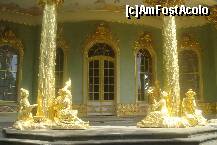 [P17] Ansamblul statuar aurit de la intrarea in Casa chinezeasca a ceaiului ce apartine Palatului Sanssouci » foto by ileanaxperta*
 - 
<span class="allrVoted glyphicon glyphicon-heart hidden" id="av174742"></span>
<a class="m-l-10 hidden" id="sv174742" onclick="voting_Foto_DelVot(,174742,8200)" role="button">șterge vot <span class="glyphicon glyphicon-remove"></span></a>
<a id="v9174742" class=" c-red"  onclick="voting_Foto_SetVot(174742)" role="button"><span class="glyphicon glyphicon-heart-empty"></span> <b>LIKE</b> = Votează poza</a> <img class="hidden"  id="f174742W9" src="/imagini/loader.gif" border="0" /><span class="AjErrMes hidden" id="e174742ErM"></span>