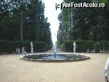 P16 [AUG-2010] Parcul Sans Souci: o altă fântână arteziană și aleea ce duce spre Neuen Palais.De-a lungul aleii de 2,5 km. străjuiesc numeroase statui de marmură.