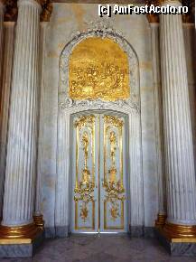 P25 [AUG-2010] palatul Sans Souci: din holul de intrare, o ușă duce direct către zona privată a suveranului