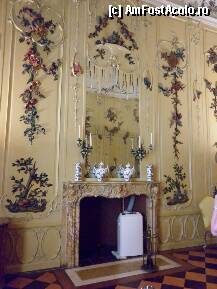 P58 [AUG-2010] Șemineu de marmură , ceramică de porțelan orientală și oglindă venețiană în decorul fastuos al camerei Voltaire din palatul Sans Souci