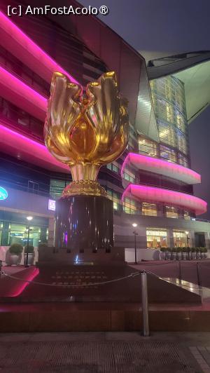 [P18] Sculptura ,,Bauhinia, vesnic inflorita', care a dat Promenadei Expo numele comun de Piata Bauhinia de Aur. Aceasta este un cadou din partea Guvernului chinez pentru a marca independenta din 1997 a Hong Kongului. » foto by geani anto
 - 
<span class="allrVoted glyphicon glyphicon-heart hidden" id="av1519426"></span>
<a class="m-l-10 hidden" id="sv1519426" onclick="voting_Foto_DelVot(,1519426,8285)" role="button">șterge vot <span class="glyphicon glyphicon-remove"></span></a>
<a id="v91519426" class=" c-red"  onclick="voting_Foto_SetVot(1519426)" role="button"><span class="glyphicon glyphicon-heart-empty"></span> <b>LIKE</b> = Votează poza</a> <img class="hidden"  id="f1519426W9" src="/imagini/loader.gif" border="0" /><span class="AjErrMes hidden" id="e1519426ErM"></span>