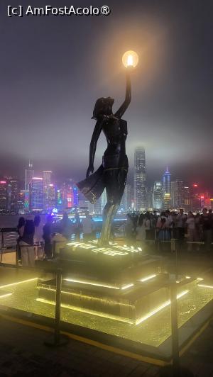 [P36] O replica de 4 metri si jumatate a Statuetei premiului de film din Hong Kong (echivalentul premiilor Oscar), infatiseaza o femeie infasurata intr-o pelicula de celuloid care tine in mana indreptata catre cer, o perla. » foto by geani anto
 - 
<span class="allrVoted glyphicon glyphicon-heart hidden" id="av1519444"></span>
<a class="m-l-10 hidden" id="sv1519444" onclick="voting_Foto_DelVot(,1519444,8285)" role="button">șterge vot <span class="glyphicon glyphicon-remove"></span></a>
<a id="v91519444" class=" c-red"  onclick="voting_Foto_SetVot(1519444)" role="button"><span class="glyphicon glyphicon-heart-empty"></span> <b>LIKE</b> = Votează poza</a> <img class="hidden"  id="f1519444W9" src="/imagini/loader.gif" border="0" /><span class="AjErrMes hidden" id="e1519444ErM"></span>